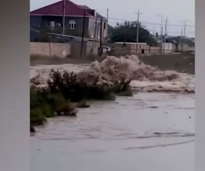 Sumqayıtda su kəməri partlayıb, evləri su basıb - Video