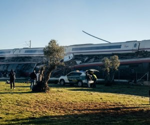 Власти Андалусии объявили трехдневный траур после железнодорожной аварии