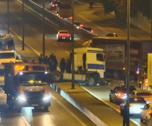Ziya Bünyadov prospektində yük avtomobili qəzaya uğrayıb, hərəkət məhdudlaşdırılıb
