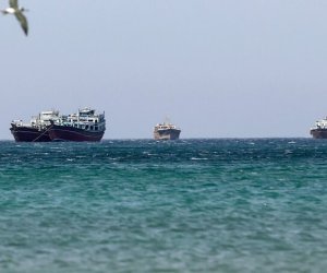Еще один танкер подорвался на мине в Ормузе