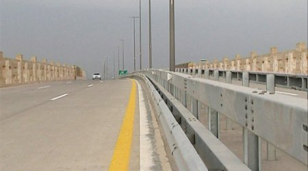 В Баку серьезно повреждена инфраструктура дорожной развязки  - ФОТО