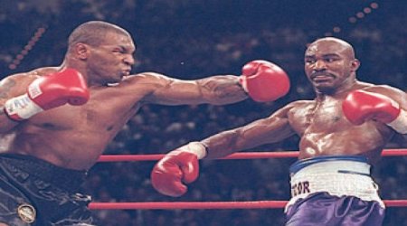 Тайсон вернул откушенное ухо Холифилду -ВИДЕО