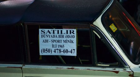 Античный автомобиль в центре БакуФОТО