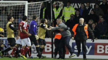 В Англии болельщик напал на вратаря во время матча - ВИДЕО