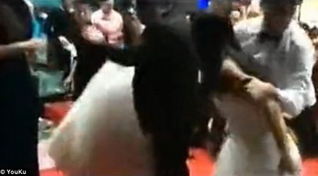 Конфликт между невестой и беременной любовницей нового мужа -ВИДЕО