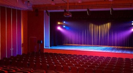 "Arşın mal alan" tamaşası Marionet səhnəsində