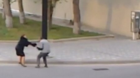 В центре Баку неизвестный мужчина  напал на женщинуВИДЕО