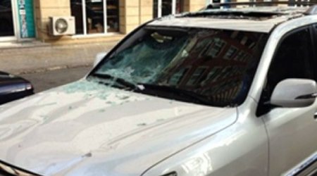 Сильный ветер обрушил окно высотки на Lexus популярного певца -ФОТО