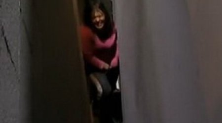 Хотела перепрыгнуть,  застряла между зданиями -ВИДЕО