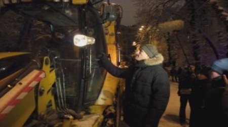 Кличко остановил трактор, пытающийся снести баррикады -ВИДЕО