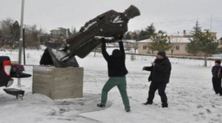В Турции снесли памятник Ататюрку -ВИДЕО