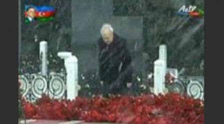 Ayaz Mütəllibov Heydər Əliyevin məzarını ziyarət edib - VİDEO