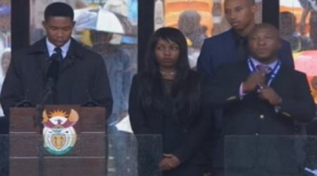 Шизофреник-сурдопереводчик испортил похороны Манделы -ВИДЕО