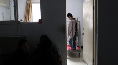 Китаянка 40 лет держала сына в клетке -ФОТО+ВИДЕО