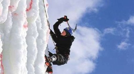 Alpinistləri hədələyən silahlı şəxslər kimdir?