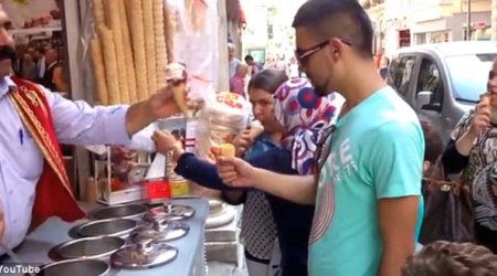 Продавец мороженного устроил целое представление -ФОТО+ВИДЕО