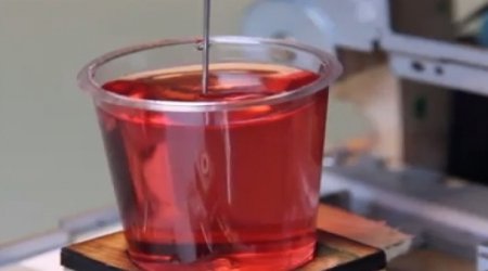 Ленивый повар сделал домашний 3D-принтер для печати внутри коктейлей -ВИДЕО