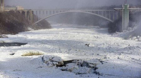 Ниагарский водопад замерз  -ФОТО