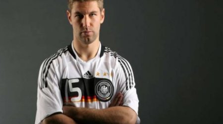 Məşhur futbolçu homoseksual olduğunu etiraf etdi