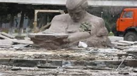 Граффитчики испортили памятник бакинскому комиссару  в Гагарине