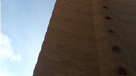 В центре Баку крыша новостройки рухнула на улицу - ФОТО