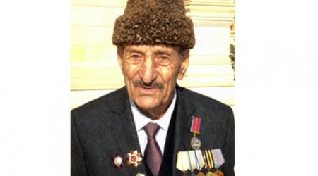 Nazir müharibə veteranını mükafatlandırdı
