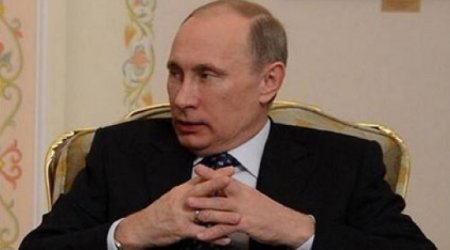 Putin barmağında nişan üzüyü ilə