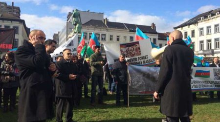 Azərbaycanlılar Avropa Parlamenti qarşısında etiraz aksiyası keçirib - FOTOLAR