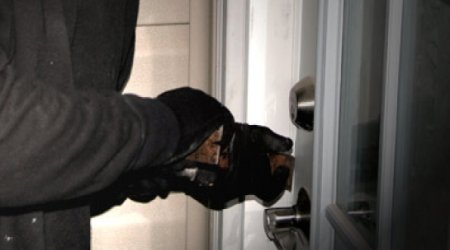 Bakıda mağazadan oğurluq kameralara düşdü - VİDEO