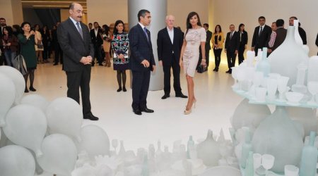 Mehriban Əliyeva britaniyalı heykəltəraşın sərgisində - FOTOLAR