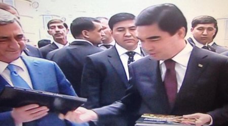 Sarkisyana Azərbaycan haqda kitab hədiyyə edildi - FOTO