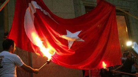 Ermənilər Türkiyə bayrağını yandırdı- FOTO