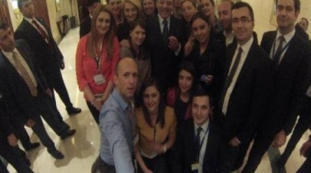 Türkiyə prezidenti selfi çəkdirdi