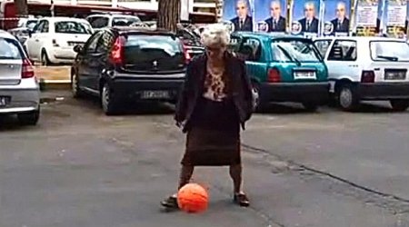 Elderly woman shows off her keep-up skills - PHOTO+VIDEO