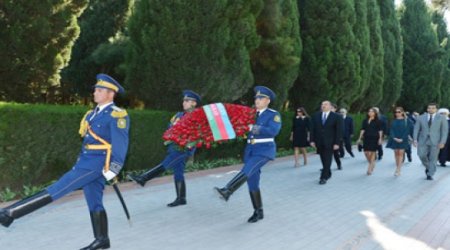Ilham Aliyev, his spouse pay tribute to Azerbaijani national leader Heydar Aliyev
