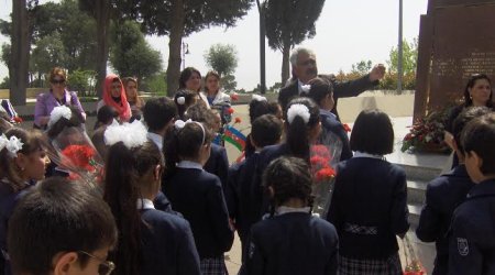 Şagirdlər Şəhidlər Xiyabanında - FOTOLAR