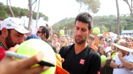 Djokovic makes winning return as Federer leaves home for Rome