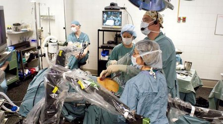 The surgeon who operates from 400km away - PHOTO