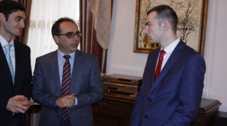 Gənclər Türkiyənin Ukraynadakı səfirliyində toplaşdı