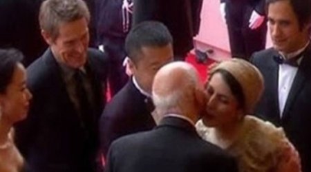 İranlı aktrisa öpüşə görə üzr istədi