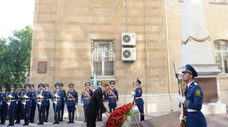 İlham Əliyev AXC-nin şərəfinə ucaldılmış abidəni ziyarət etdi - FOTOLAR