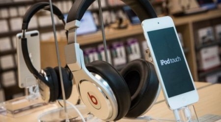 Apple agrees to buy headphone maker Beats for $3bn