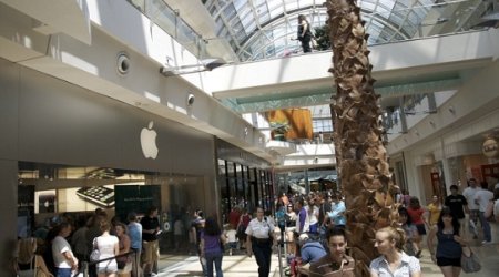 Apple Store employee files racism complaint
