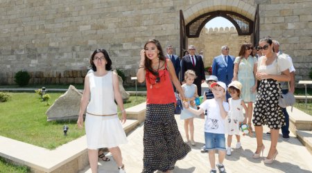 Birinci xanım və qızları sərgi açılışında - FOTOLAR