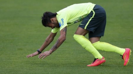 Neymar gives Brazil an injury scare in training