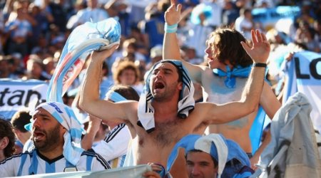 Argentinian supporters pose ahead of the Round of 16 football match - PHOTO