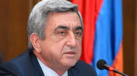 Prezident Sarkisyanı barmağına doladı