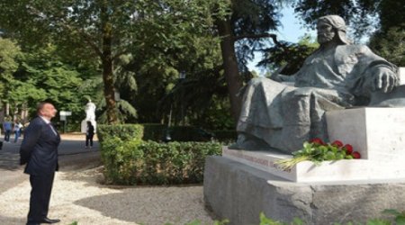 İlham Əliyev Romada Nizami Gəncəvinin abidəsini ziyarət etdi