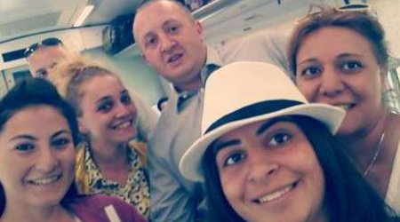 Prezident azərbaycanlı turistlərlə “selfie” çəkdirdi - FOTOLAR