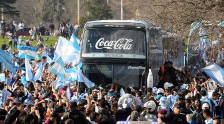 Argentine fan welcome back their fallen heroes from Brazil - PHOTO+VIDEO